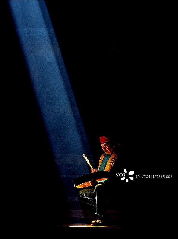 美国华盛顿州玛丽斯维尔图拉利普保留地男子击鼓图片素材