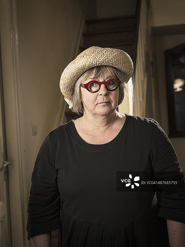 在她家里的年长女性图片素材