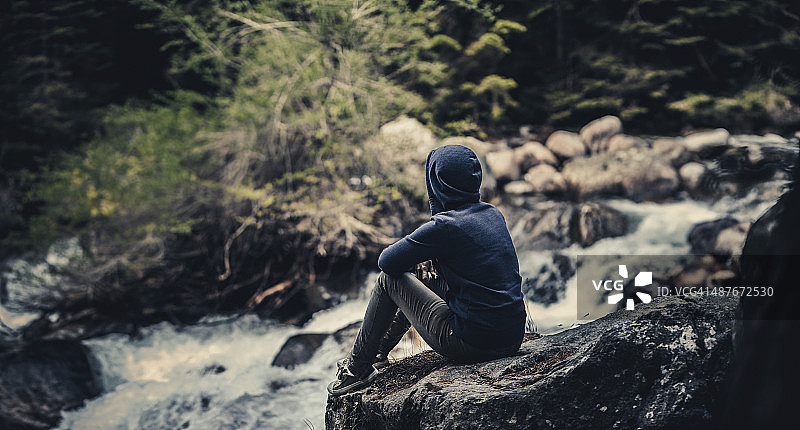 坐在河边森林里的旅行者图片素材