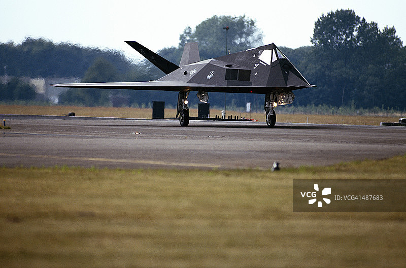 F-117A隐形战斗机在跑道上图片素材