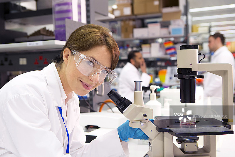 工作中的显微镜学家图片素材