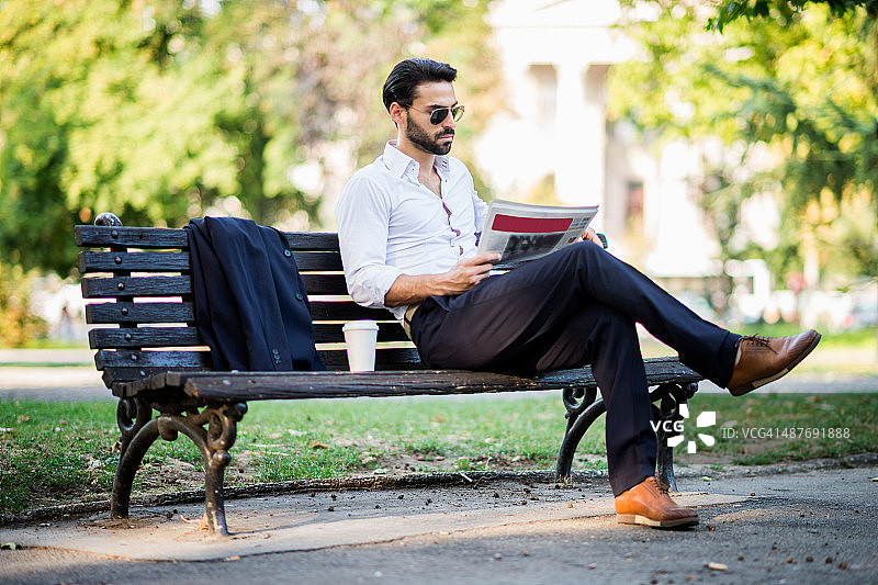 在公园阅读报纸的商人图片素材