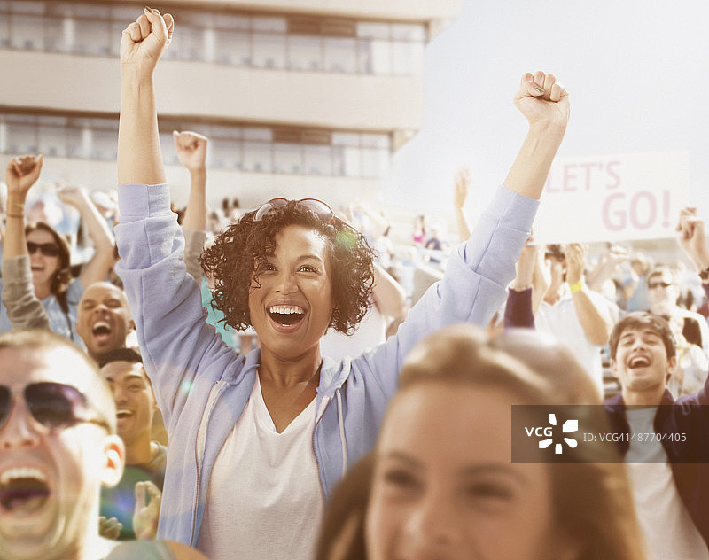 在体育赛事中欢呼的观众图片素材