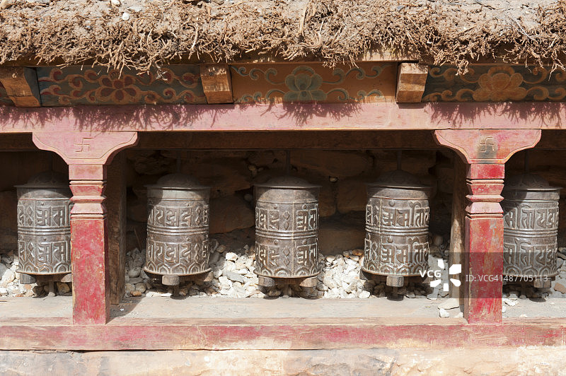 藏传佛教祈祷轮，卡格贝尼寺，下木斯塘，尼泊尔图片素材