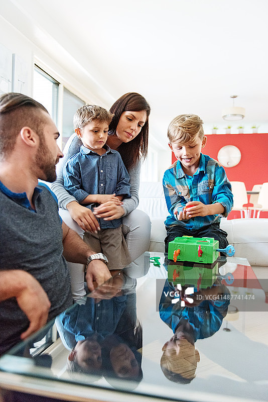 一家人玩游戏图片素材