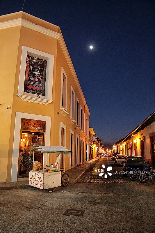 夜晚的圣克里斯托瓦尔-德拉斯卡萨斯图片素材