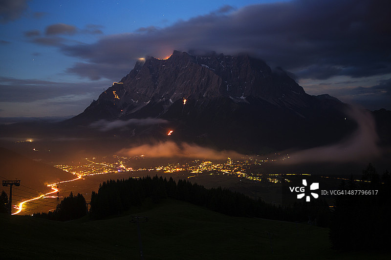 奥地利蒂罗尔冬至期间的山地篝火图片素材
