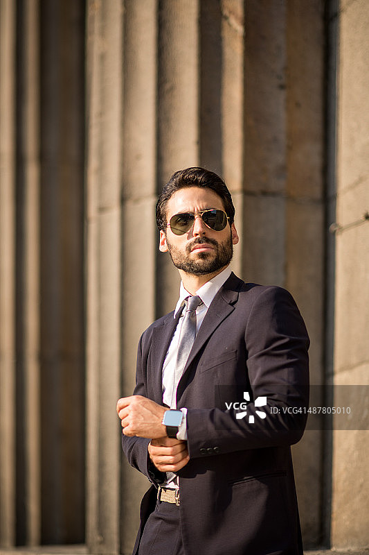 佩戴智能手表的商人图片素材