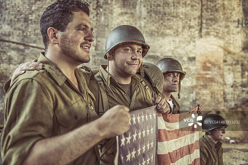 美国陆军士兵高举美国国旗庆祝胜利图片素材