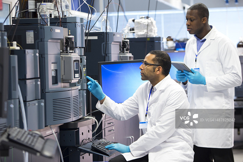 男人们使用专业科学设备测量化学品图片素材