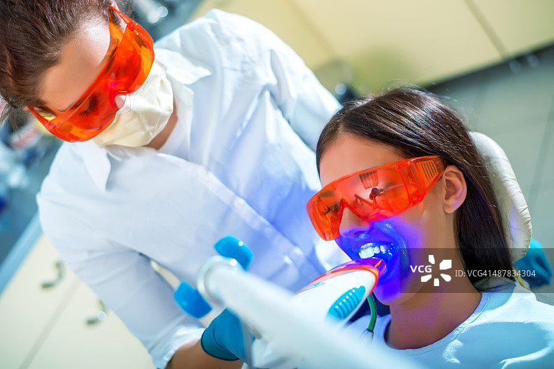 牙科诊所的紫外线光疗图片素材