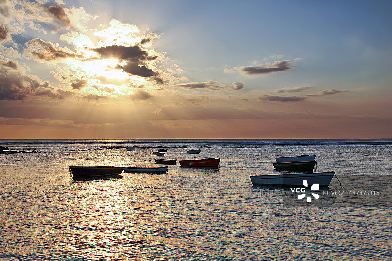 毛里求斯壮丽日落与船只图片素材