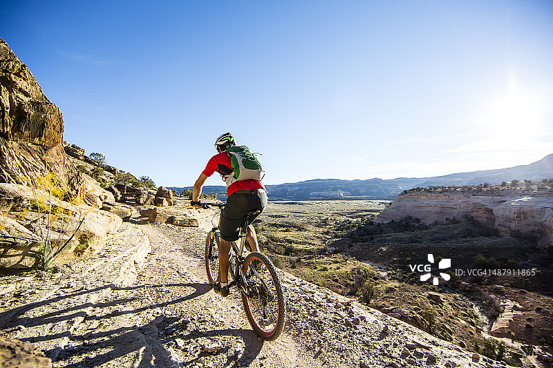 风景小道骑行图片素材