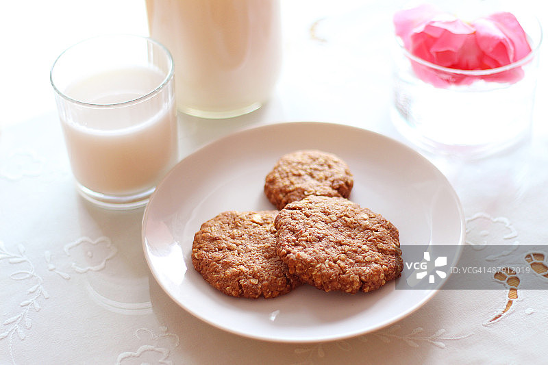 燕麦饼干和杏仁牛奶图片素材
