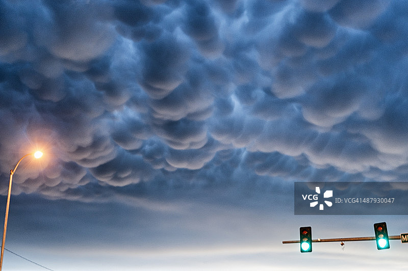 乳状云和交通信号灯图片素材
