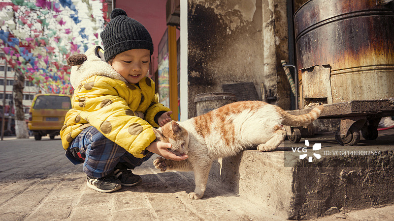 在胡同里玩耍的可爱亚洲儿童图片素材