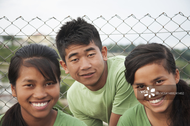 户外合影的青少年群体图片素材