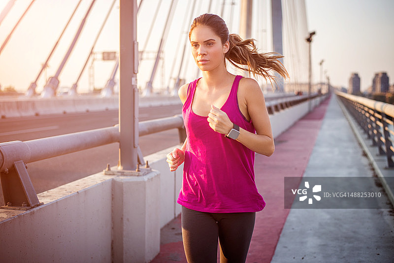 清晨做有氧运动的女人图片素材