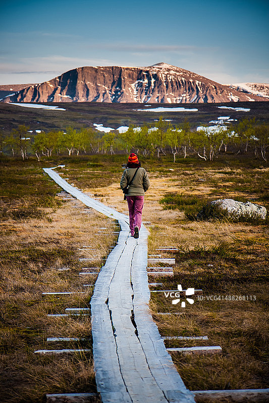 午夜阳光下徒步旅行图片素材