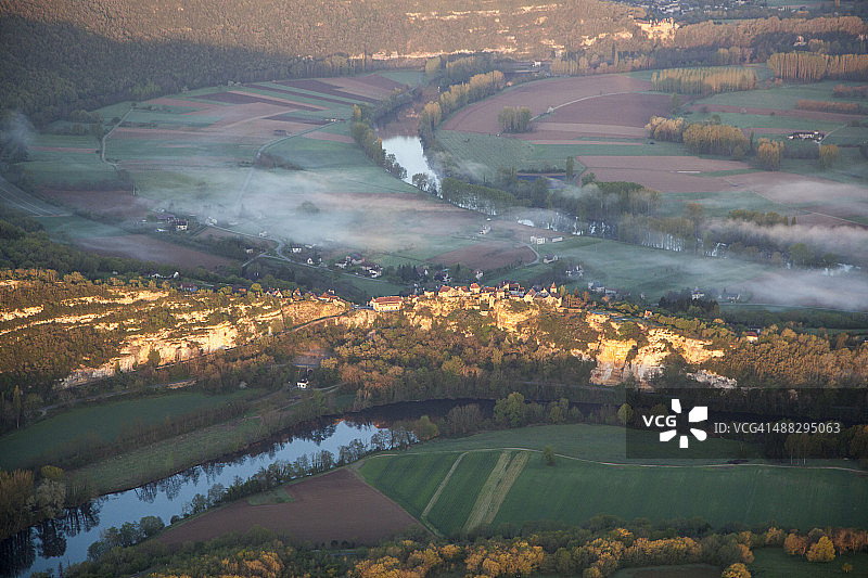 日出时分法国洛特山谷航拍景色图片素材