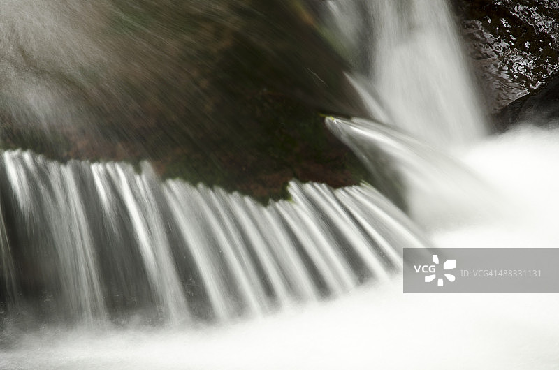 水流过岩石图片素材