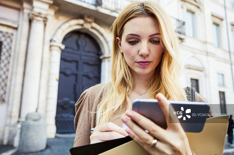 手拿文件夹和合同的专业女性图片素材