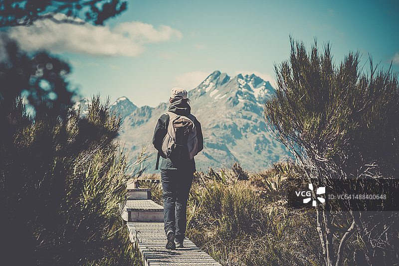 在基伊峰顶瞭望台小路上行走的女人图片素材