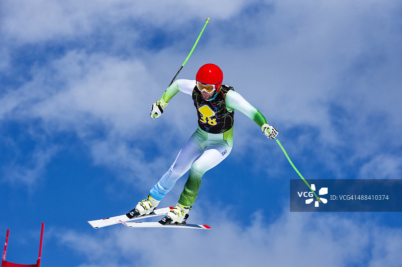 速降比赛中的极限跳跃图片素材