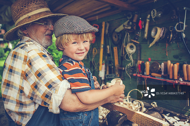 爷爷和孙子在工作坊图片素材