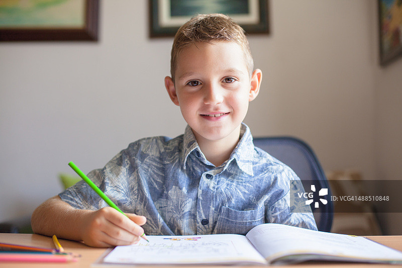 男孩做作业图片素材