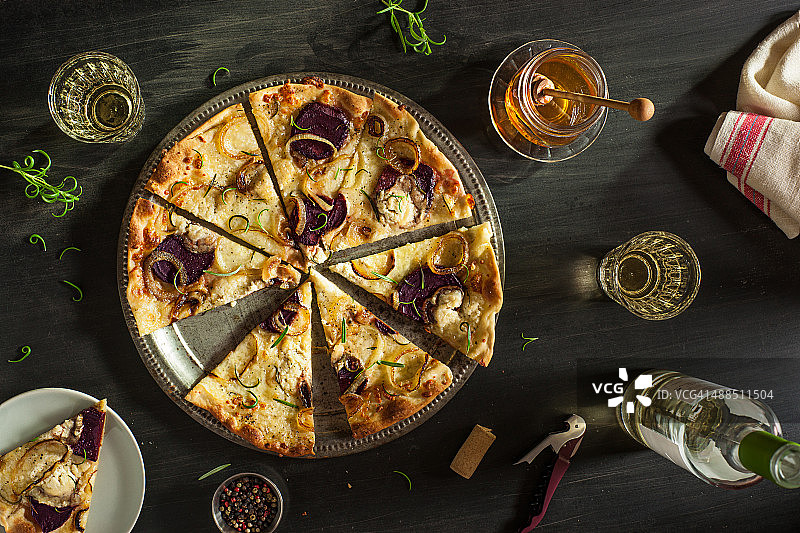 迷迭香甜菜山羊奶酪和焦糖洋葱披萨图片素材