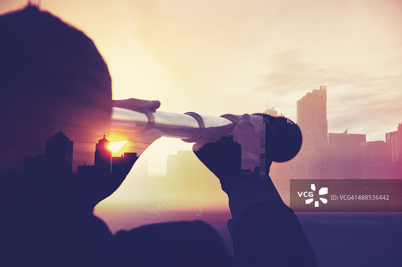 带有城市景观蒙太奇效果的西装商人图片素材