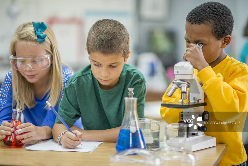 在科学实验室里的孩子们图片素材