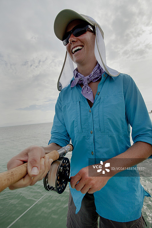 女人在船上进行海钓图片素材