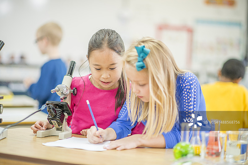 在科学课上做生物作业图片素材