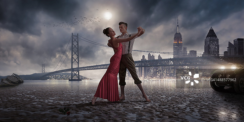 20世纪40年代月光海滩上的复古舞者，城市灯光背景图片素材