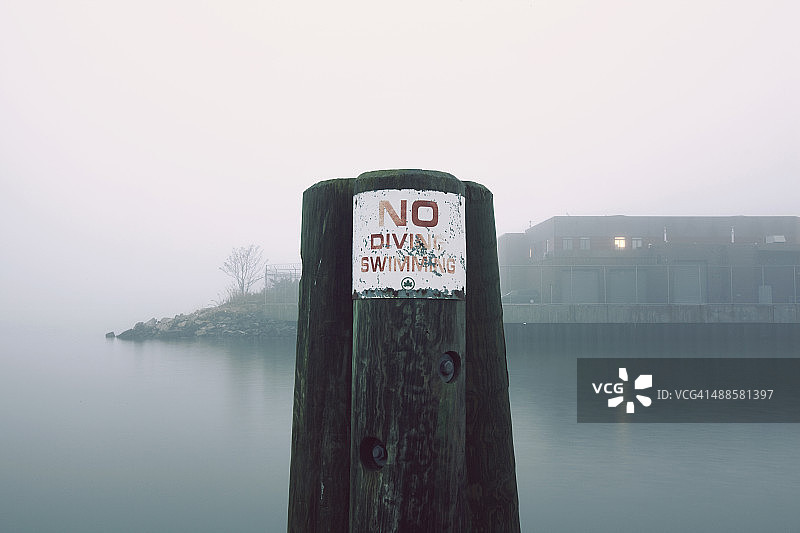 纽约布鲁克林红钩区海滨围栏柱上的标志图片素材