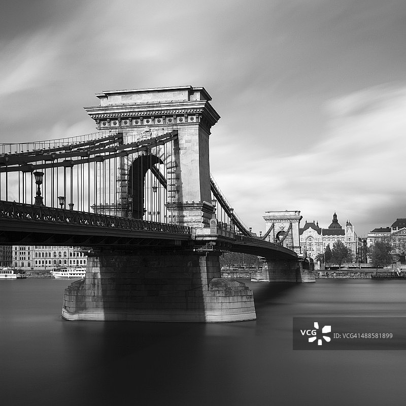 匈牙利布达佩斯塞切尼链桥黑白照片图片素材