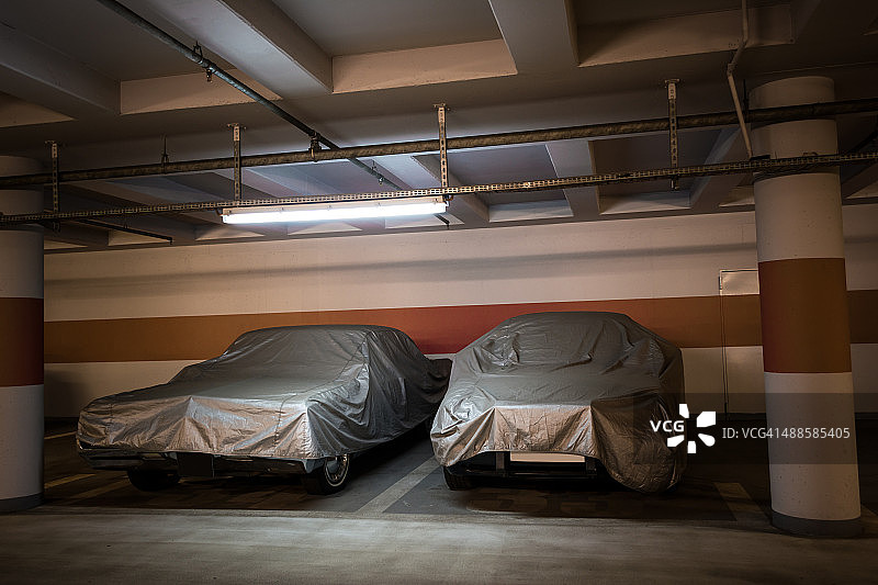 地下停车场里被覆盖的汽车图片素材