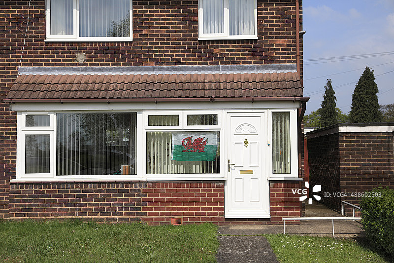窗户上的威尔士旗帜图片素材