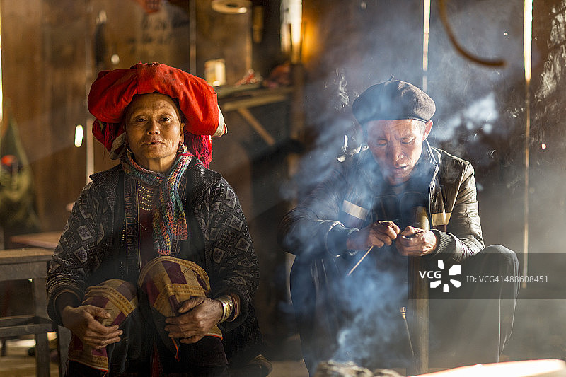 农舍里的红瑶夫妇图片素材