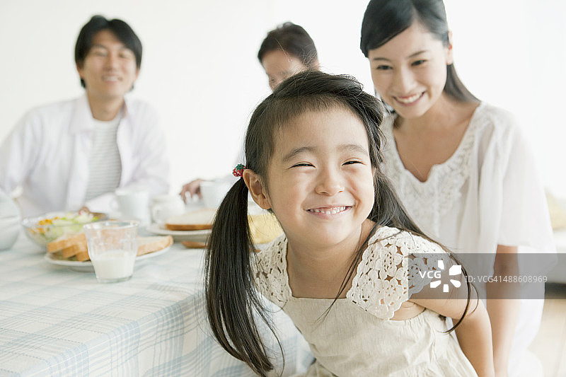 在餐厅享用早餐的三代同堂家庭图片素材