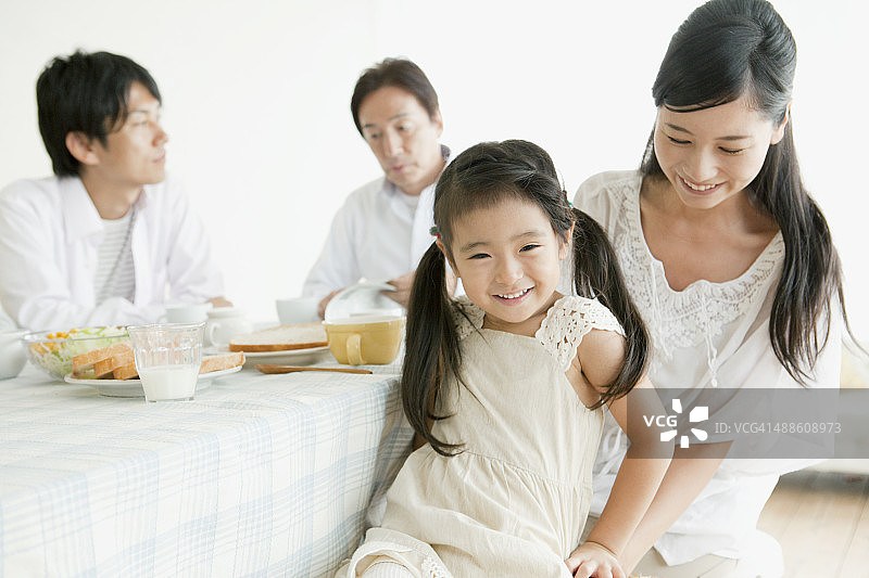 在餐厅享用早餐的三代同堂家庭图片素材