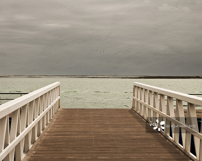通往岛屿的渡轮码头图片素材