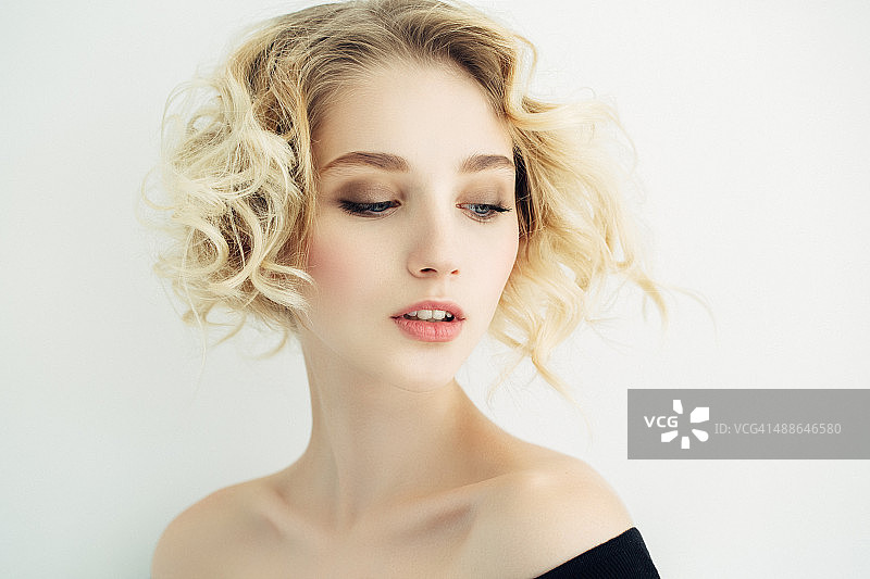 浅色背景下的金发女性图片素材