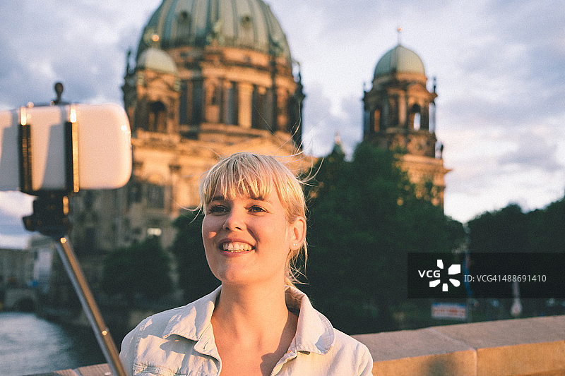 柏林大教堂背景下的开朗女人肖像图片素材