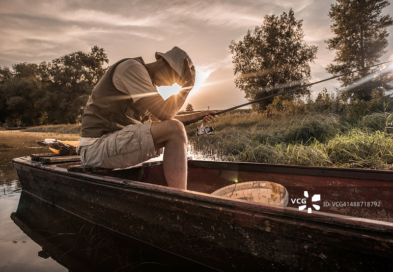 捕鱼失败的沮丧渔民图片素材