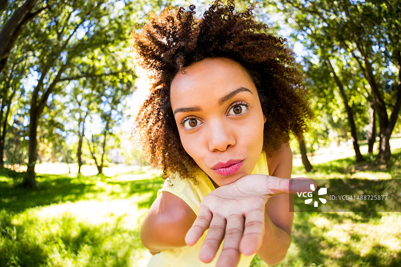 在阳光明媚的公园里的女孩图片素材