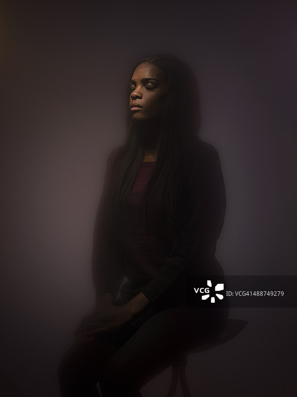 暗色皮肤女性的忧郁影棚肖像图片素材