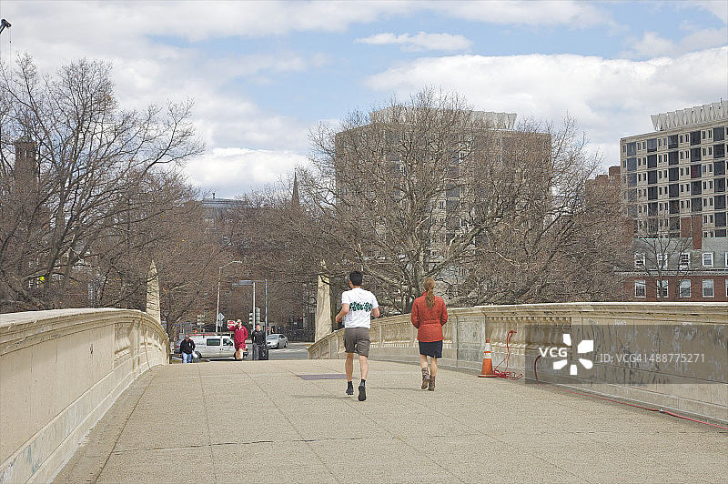 查尔斯河上人行天桥上的慢跑者图片素材